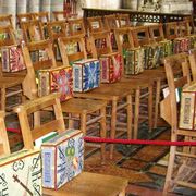 Stühle in einer englischen Kirche